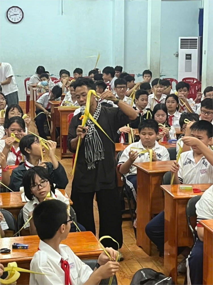 Khi lá dừa hóa cào cào: giờ trải nghiệm đầy thú vị của học sinh khối 6