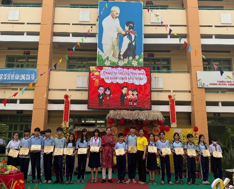 Lan tỏa yêu thương – Gìn giữ nét đẹp Tết cổ truyền tại Trường THCS Hồ Văn Long