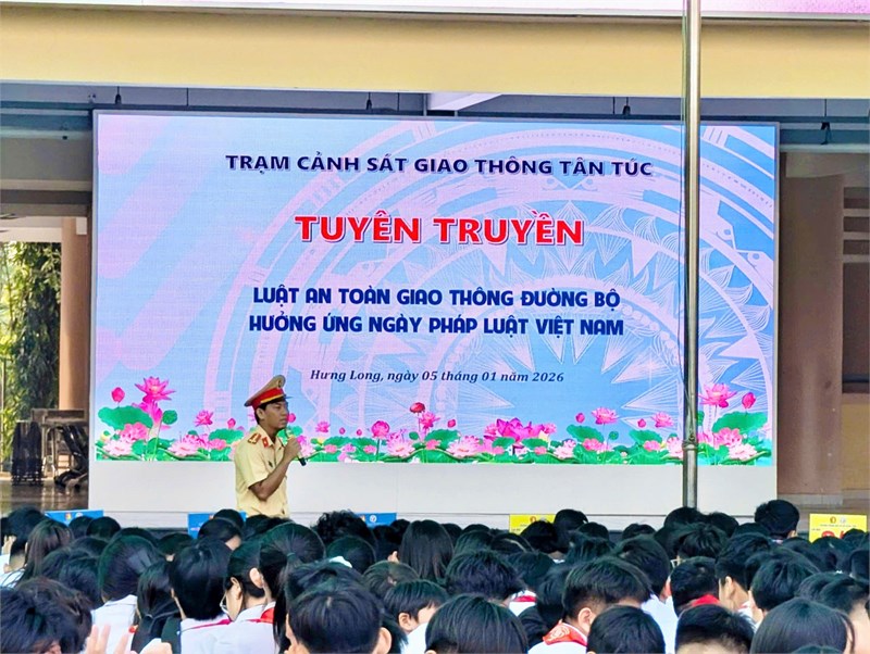 Tuyên truyền Luật Giao thông đường bộ, hưởng ứng Ngày Pháp luật Việt Nam