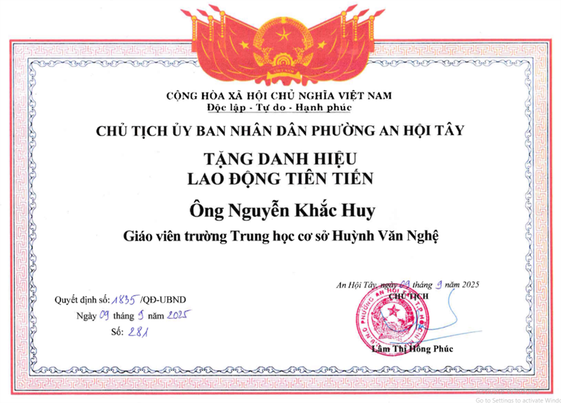 Thầy Nguyễn Khắc Huy - Giáo viên, được Chủ tịch Ủy ban nhân dân Phường An Hội Tây khen tặng danh hiệu  Lao động tiên tiến  theo Quyết định số 1835/QĐ-UBND ký ngày 09/09/2025