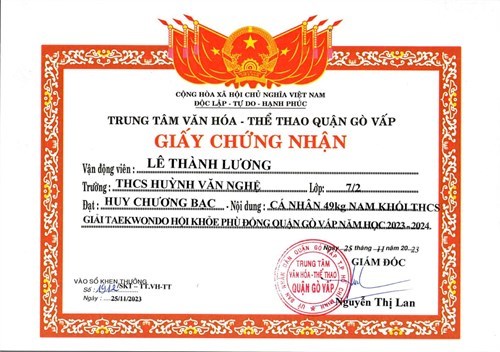 Em Lê Thành Lương - Lớp 7/2, được Giám đốc Trung tâm Văn hóa - Thể thao quận Gò Vấp tặng giấy chứng nhận đạt huy chương Bạc - Nội dung: Cá nhân 49kg nam khối THCS giải Taekwondo  Hội khỏe Phù Đổng  quận Gò Vấp năm học 2023-2024, ký ngày 25/11/2023