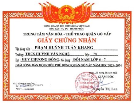 Em Phạm Nguyễn Khánh Linh - Lớp 9/7, được Giám đốc Trung tâm Văn hóa - Thể thao quận Gò Vấp tặng giấy chứng nhận đạt huy chương Đồng - Nội dung: 800m nữ khối 8-9 giải điền kinh  Hội khỏe Phù Đổng  quận Gò Vấp năm học 2023-2024, ký ngày 15/11/2023