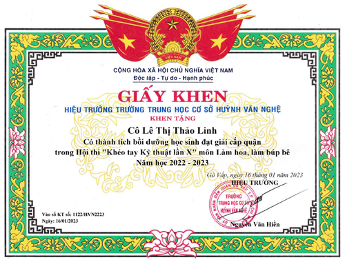 Cô Lê Thị Thảo Linh - Giáo viên, được Hiệu trưởng Trường Trung học cơ sở Huỳnh Văn Nghệ tặng giấy khen có thành tích bồi dưỡng học sinh đạt giải cấp quận trong Hội thi  Khéo tay Kỹ thuật lần X  môn làm hoa, làm búp bê năm học 2022-2023 ký ngày 16/01/2023