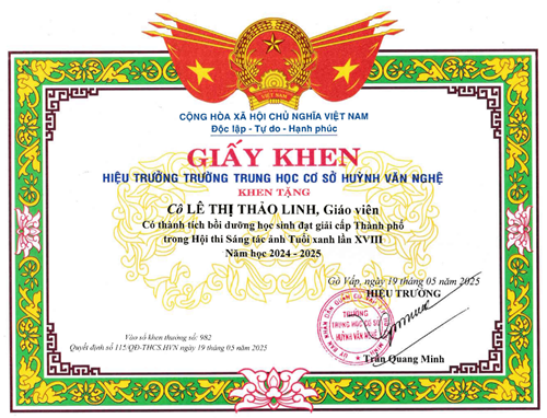Cô Lê Thị Thảo Linh - Giáo viên, được Hiệu trưởng Trường Trung học cơ sở Huỳnh Văn Nghệ tặng giấy khen có thành tích bồi dưỡng học sinh đạt giải cấp Thành phố trong Hội thi Sáng tác ảnh Tuổi xanh lần thứ XVIII năm học 2024-2025 theo Quyết định số: 115/QĐ-THCS.HVN ký ngày 19/05/2025