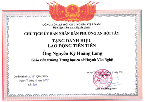 Thầy Nguyễn Kỳ Hoàng Long - Giáo viên, được Chủ tịch Ủy ban nhân dân Phường An Hội Tây khen tặng danh hiệu  Lao động tiên tiến  theo Quyết định số 1835/QĐ-UBND ký ngày 09/09/2025