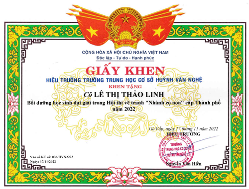 Cô Lê Thị Thảo Linh - Giáo viên, được Hiệu trưởng Trường Trung học cơ sở Huỳnh Văn Nghệ tặng giấy khen có thành tích bồi dưỡng học sinh đạt giải trong Hội thi vẽ tranh  Nhành cọ non  cấp Thành phố năm 2022 ký ngày 17/11/2022