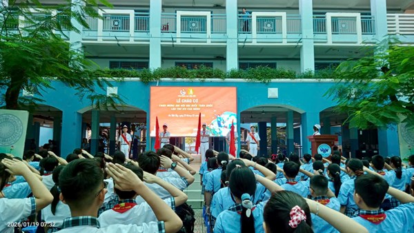 Chương trình sinh hoạt chào cờ - Chào mừng Đại hội Đảng và tổ chức hoạt động  Theo bước chân những người anh hùng 