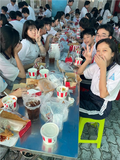 Bữa trưa vui vẻ