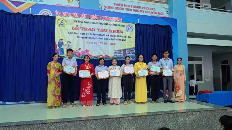 Lễ trao thư khen của Chủ tịch Ủy ban nhân dân Phường Chánh Hưng cho học sinh và giáo viên đạt kết quả tốt trong kỳ thi Học sinh giỏi cấp Thành phố năm học 2025-2026