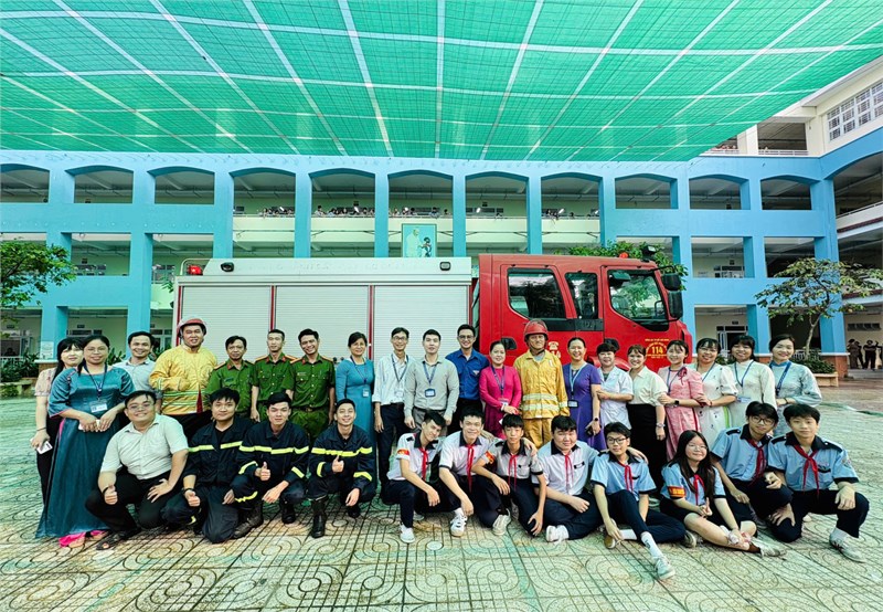 Trường THCS Lê Anh Xuân tổ chức diễn tập phương án chữa cháy và cứu nạn, cứu hộ