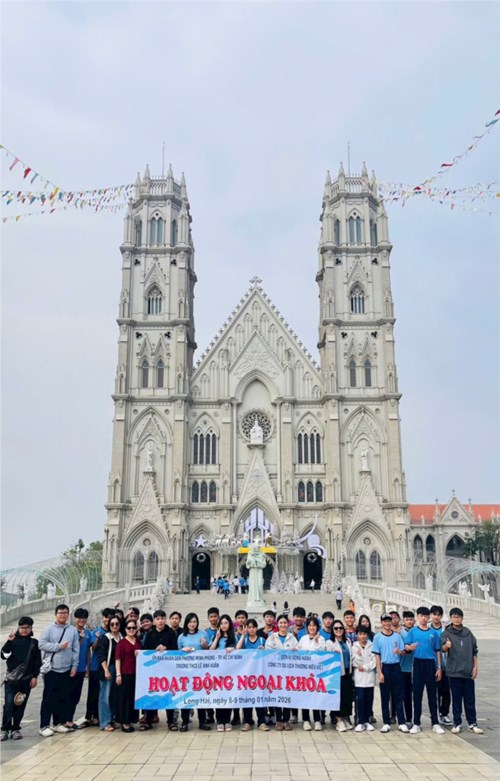 Học sinh khối 8, 9 Trường THCS Lê Anh Xuân trải nghiệm Hoạt động ngoại khóa tại Chiến khu Minh Đạm và Khu tưởng niệm Liệt sĩ Anh hùng lực lượng vũ trang nhân dân Võ Thị Sáu