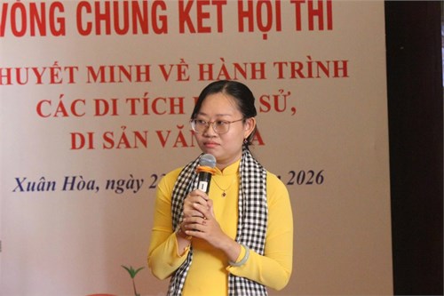 Cô Trần Thị Kim Ngân - Tổ Khoa học xã hội tham gia vòng chung kết hội thi  Thuyết minh viên hành trình các di tích lịch sử, di sản văn hóa tại phường Xuân Hòa 