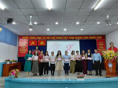 Công đoàn trường THCS Lê Lợi tổ chức sinh hoạt kỷ niệm ngày Quốc tế Phụ nữ 8-3