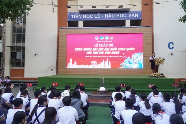 Đội viên Liên đội Trường Trung học cơ sở Lê Văn Tám hướng về Đại hội Đại biểu toàn quốc lần thứ XIV của Đảng