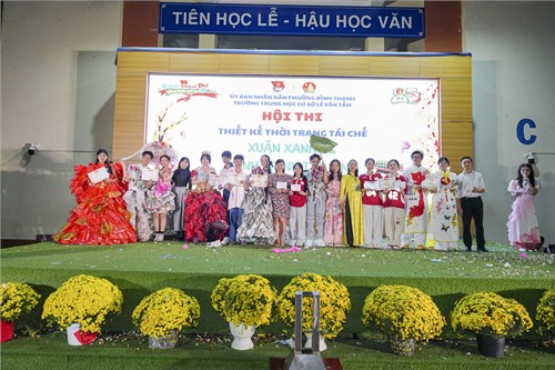 Hội thi Thiết kế thời trang tái chế với chủ đề  Xuân xanh - Hành trình tái sinh  tại trường THCS Lê Văn Tám