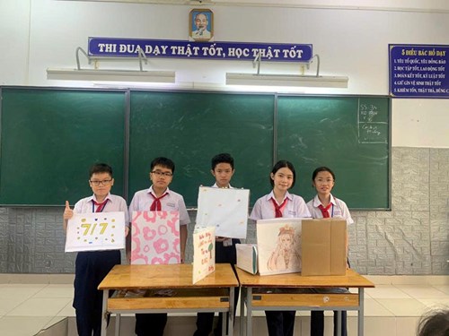 Tiết học môn Toán học sinh gấp hình hộp