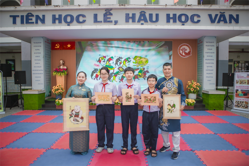 Chuyên đề môn Mỹ thuật với chủ đề  Sắc màu thời gian: từ tranh Đông Hồ đến nghệ thuật tạo hình hiện đại .