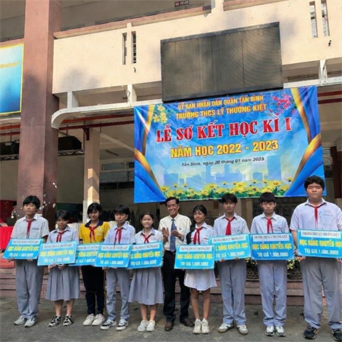 Trao quà Tết cho học sinh có hoàn cảnh khó khăn trong lễ Sơ kết học kỳ I năm học 2022–2023