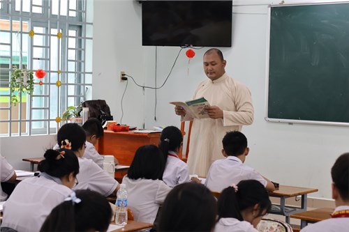 Sinh hoạt chuyên môn theo hướng nghiên cứu bài học: Ứng dụng tính năng viết code của canva trong giảng dạy phần khởi động và củng cố môn ngữ văn 8