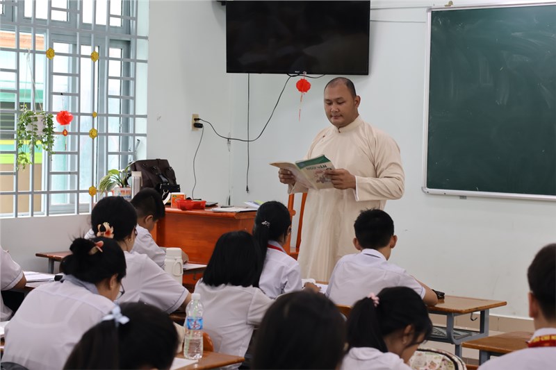 Sinh hoạt chuyên môn theo hướng nghiên cứu bài học: Ứng dụng tính năng viết code của canva trong giảng dạy phần khởi động và củng cố môn ngữ văn 8