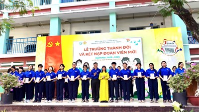 Lễ trưởng thành Đội và kết nạp Đoàn viên mới