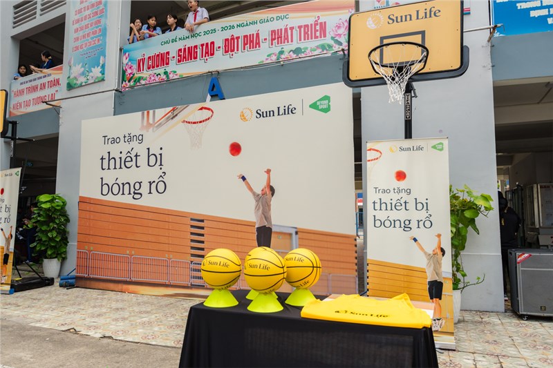 Buổi trao tặng thiết bị bóng rổ và giao lưu với các thành viên Saigon Heat