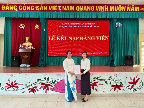 Chi bộ Trường THCS Nguyễn Chí Thanh kết nạp đảng viên