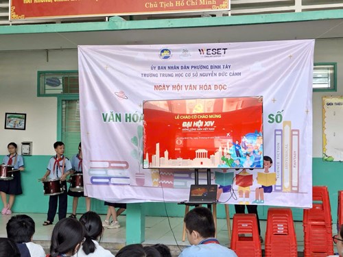 Trao cờ luân lưu cho các lớp, phát giấy khen các lớp đạt giải nghi thức đội, kết hợp tuyên truyền chào mừng đại hội đảng lần thứ XIV.