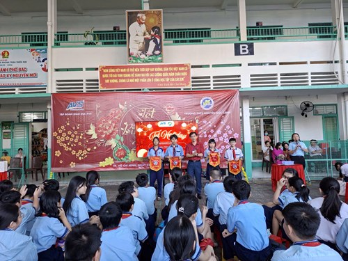 Trao cờ luân lưu tuần 2 của học kỳ 2 năm học 2025 - 2026