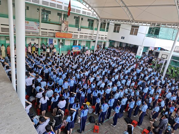 Sinh hoạt dưới cờ tuần 6 chủ đề trường học hạnh phúc, trao cờ luân lưu tuần 5.