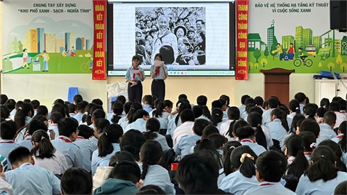 Hoạt động Kể chuyện Bác Hồ của học sinh lớp 6/5