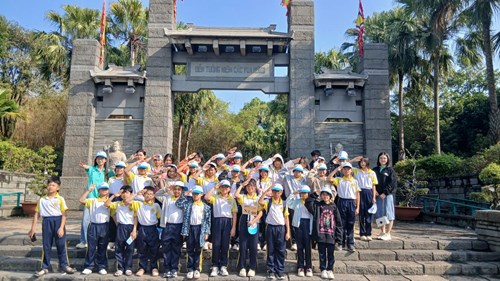 Học sinh trường THCS Nguyễn Thị Hương tham quan học tập hành trình về  nguồn tại Đền tưởng niệm các Hùng, năm học 2025-2026./.