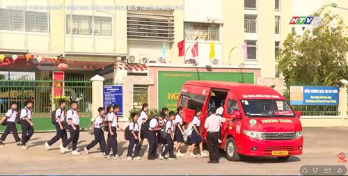 Học sinh trường THCS Nguyễn Thị Hương tham gia tuyến xe buýt miễn phí do công ty Phương Trang phối hợp tổ chức./.