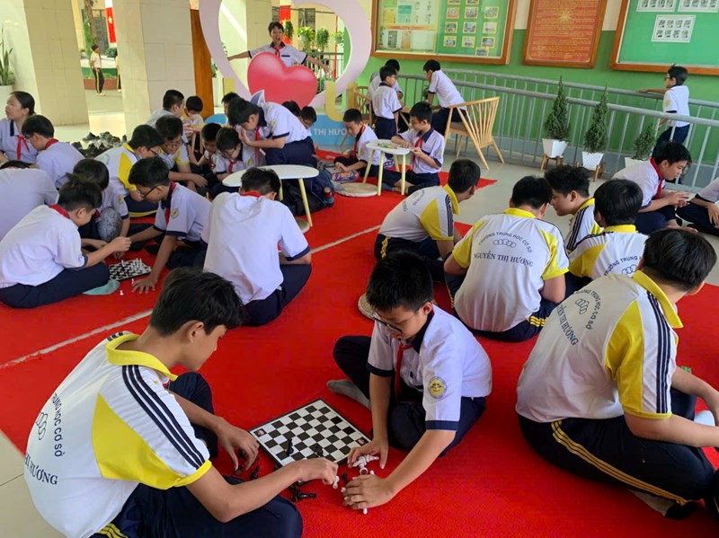 Học sinh trường THCS Nguyễn Thị Hương hào hứng với các hoạt động giờ ra chơi tại trường.