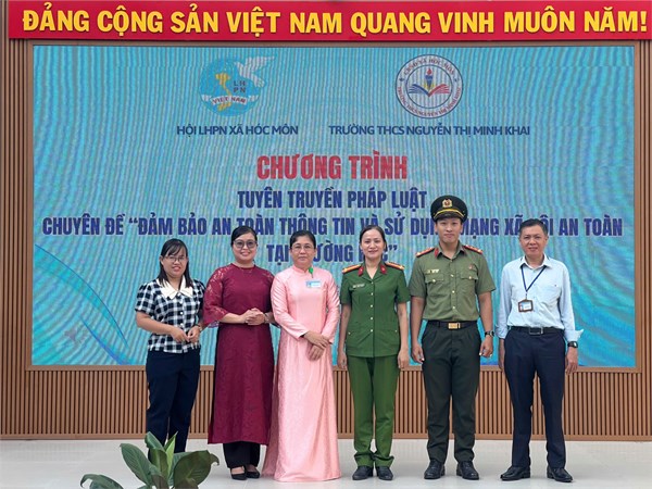 Chào cờ đầu tuần kết hợp tuyên truyền pháp luật về an toàn thông tin và sử dụng mạng xã hội an toàn

Sáng ngày 09/03/2026, tại Trường THCS Nguyễn Thị Minh Khai, buổi chào cờ đầu tuần đã diễn ra trong không khí trang nghiêm và ý nghĩa. Bên cạnh các nội dung sinh hoạt dưới cờ thường kỳ, nhà trường đã phối hợp với Hội Liên hiệp Phụ nữ xã Hóc Môn cùng Công an địa phương tổ chức chương trình tuyên truyền pháp luật với chủ đề “Đảm bảo an toàn thông tin và sử dụng mạng xã hội an toàn tại trường học”.

Tại buổi tuyên truyền, các em học sinh được phổ biến những kiến thức cơ bản về an toàn thông tin trên môi trường mạng, cách nhận diện các nguy cơ khi sử dụng mạng xã hội, cũng như những quy định của pháp luật liên quan đến hành vi trên không gian mạng. Thông qua những ví dụ thực tế và nội dung gần gũi, chương trình đã giúp các em nâng cao nhận thức, biết cách sử dụng mạng xã hội một cách văn minh.