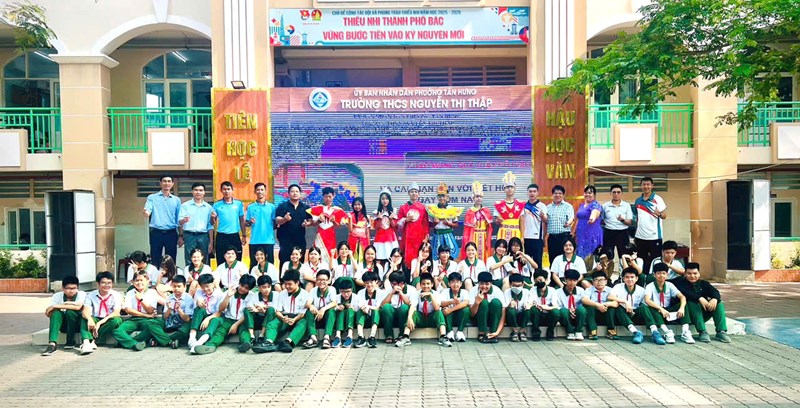 Thao giảng  tiết học ngoài lớp học  của  tổ Nghệ thuật - GDTC do Thầy Đặng Bảo Trung - GVBM Nghệ thuật (Mỹ thuật) thực hiện. Năm học 2025-2026. Học sinh được trải nghiệm với Chủ đề  Thiết kế thời trang Văn hóa dân tộc  từ các chất liệu tái chế.