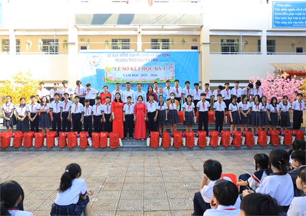 Trao quà Nụ cười hồng “Cùng bạn vui tết” Bính Ngọ năm 2026