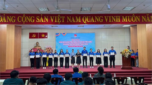 Lễ tuyên dương cán bộ đoàn viên tiêu biểu, chi đoàn tiêu biểu phường An Hội Đông năm 2025