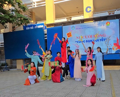 Trao quà nụ cười hồng – “cùng bạn vui tết”