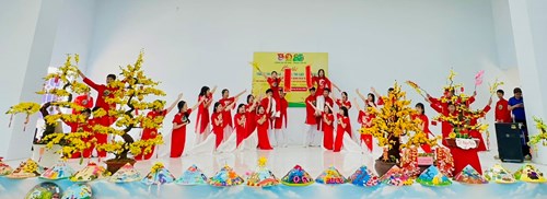 Liên đội trường thcs nguyễn trung trực tham gia hội thi trang trí nón lá – trang trí mai, đào