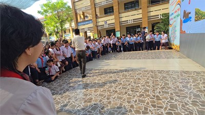 Tổ Khoa học Tự nhiên tổ chức Giờ ra chơi không điện thoại  Tìm hiểu quy trình làm pháo hoa 