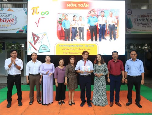 🌳 Động viên 11 bạn thi tốt ngày 18/3 🌳 Tấm hình là lời cảm ơn sâu sắc đến thầy cô dạy bồi dưỡng và các bậc phụ huynh – những người  đứng sau ánh hào quang . Sự tận tụy, kiên nhẫn và những tháng ngày gian nan cùng những bạn trẻ tinh hoa này chính là bệ phóng vững chãi nhất cho thành công của các em ngày hôm nay và mai sau.