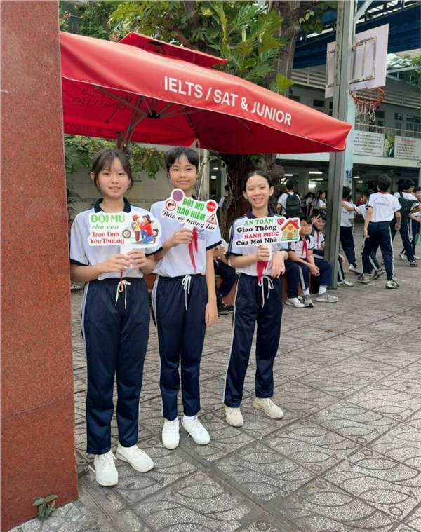 🌤️ Trời nóng quá, đến trường mình làm gì đây? 
💥 Đầu giờ học, cùng nhắc nhau đội mũ bảo hiểm khi tham gia giao thông nè 🥰
💥 Kiểm tra môn mà ai cũng biết trước đề ... nhưng vẫn rớt 😎
💥 Mình tháo đồ trang trí cây xanh phải có style riêng 🤣