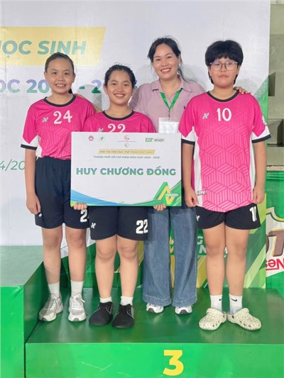 🎉❤️🎉 Chúc mừng các bạn Gia Hân 7/1 ☘️ Bảo Hà 7/7 ☘️ Khánh Phương 7/4 đạt HUY CHƯƠNG ĐỒNG môn Đá cầu khối 6-7. 
💥💥💥 Mỗi trận thi đấu phải chờ 2-3 tiếng nhưng những tấm hình cô Thoa gửi về trường báo tin hay khi đón các bạn về gần 10g tối thì luôn thấy các bạn hồn nhiên, tươi cười, không hề than mệt! 🥰 Cưng! 🥰