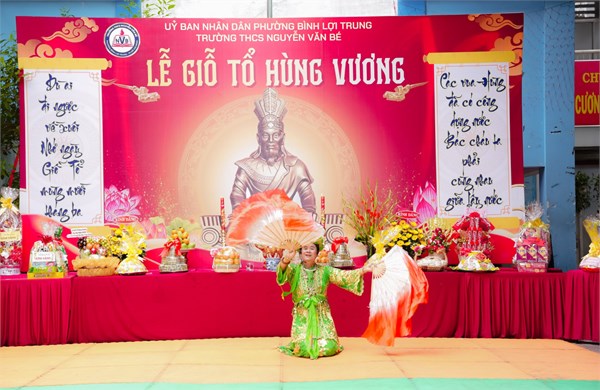  Hằng năm ăn đâu nằm đâu / Cũng biết cúi đầu nhớ ngày Giỗ Tổ 
🎋🇻🇳🎋 Mong rằng, qua buổi lễ này, TTSP và các bạn HS biết yêu thương, chia sẻ, càng nỗ lực phấn đấu học tập, lao động, rèn luyện sức khỏe để trưởng thành công dân có ích cho mảnh đất thân yêu này như lời Chủ tịch Hồ Chí Minh đã căn dặn  Các Vua Hùng đã có công dựng nước, Bác cháu ta phải cùng nhau giữ lấy nước  🎋🇻🇳🎋