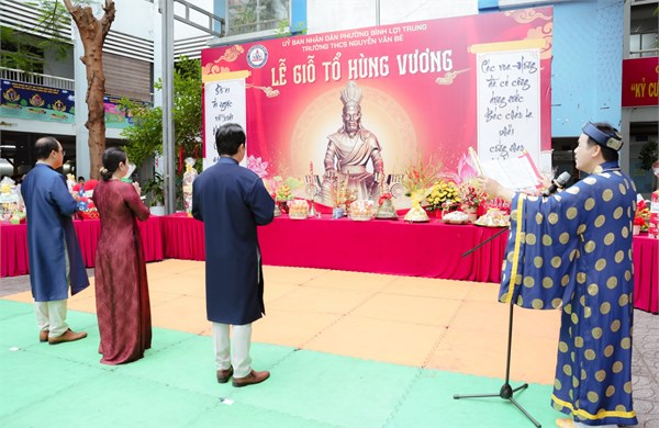 🎋🇻🇳🎋  Văn tế  thời xưa dùng để tế trời đất núi sông, còn gọi là kỳ văn hay chúc văn. Văn tế giỗ Tổ Hùng Vương là những áng văn thành kính hàm chứa lòng biết ơn và tôn kính tổ tiên.