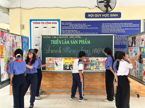 Triển lãm sản phẩm tranh phòng chống HIV/AIDS