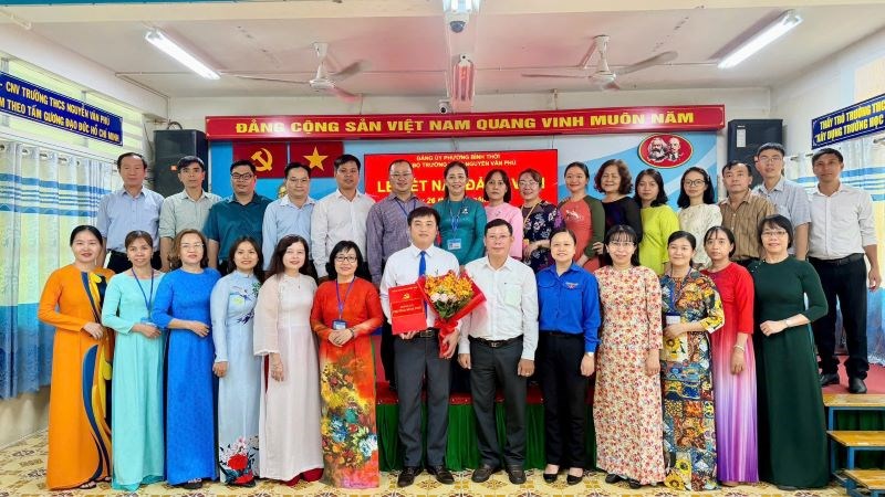 Chi bộ trường THCS Nguyễn Văn Phú tổ chức lễ kết nạp Đảng viên mới