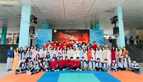 Sinh hoạt dưới cờ – Hoạt động trải nghiệm, hướng nghiệp và phát thưởng giải thể thao học sinh cấp trường.