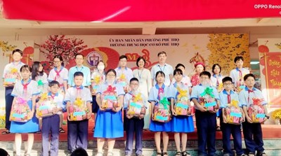 Trường THCS Phú Thọ tổ chức Hội xuân năm 2026 gắn với chương trình Thắp sáng ước mơ thiếu nhi Việt Nam và trao quà tết cho học sinh năm học 2025 - 2026.